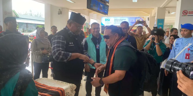 Penjabat Gubernur Aceh, Dr. H. Safrizal ZA, M.Si, bersama sejumlah Kepala Satuan Kerja Perangkat Aceh (SKPA) terkait, saat menyambut kontingen Pekan Olahraga Nasional (PON) XXI di Bandara Internasional Sultan Iskandar Muda (SIM), Blang Bintang, Aceh Besar, Sabtu (31/8/2024). Foto: Humas Pemerintah Aceh