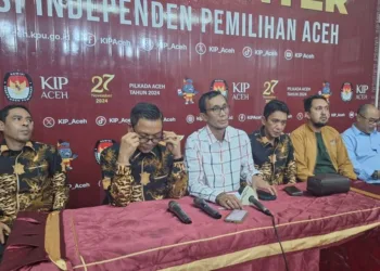 Komisi Independen Pemilihan (KIP) Aceh mengadakan jumpa pers terkait hasil penelitian persyaratan administrasi pasangan calon gubernur dan wakil gubernur Aceh, Bustami Hamzah-Fadhil Rahmi yang sebelumnya dinyatakan Tidak Memenuhi Syarat (TMS) menjadi Memenuhi Syarat (MS), Minggu (22/9/2024) di media center KIP, Minggu (22/9/2024).(Kompas.com/Zuhri Noviandi)