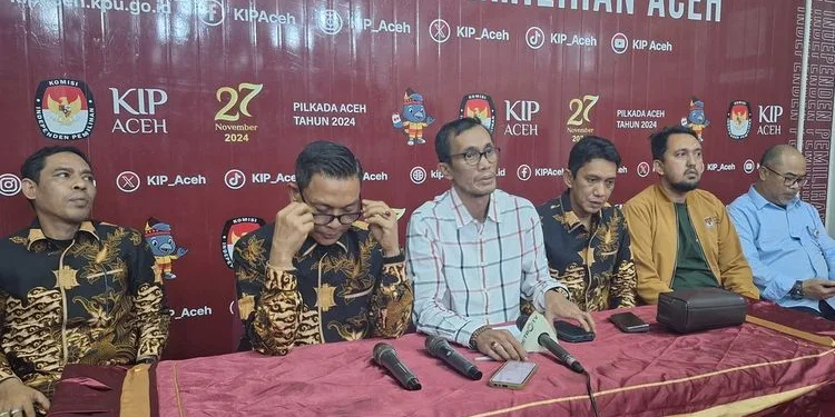 Komisi Independen Pemilihan (KIP) Aceh mengadakan jumpa pers terkait hasil penelitian persyaratan administrasi pasangan calon gubernur dan wakil gubernur Aceh, Bustami Hamzah-Fadhil Rahmi yang sebelumnya dinyatakan Tidak Memenuhi Syarat (TMS) menjadi Memenuhi Syarat (MS), Minggu (22/9/2024) di media center KIP, Minggu (22/9/2024).(Kompas.com/Zuhri Noviandi)