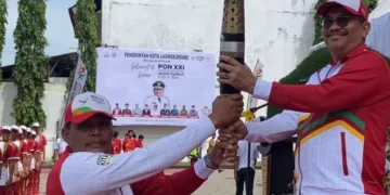 Pj Wali Kota Lhokseumawe A Hanan menerima api PON.