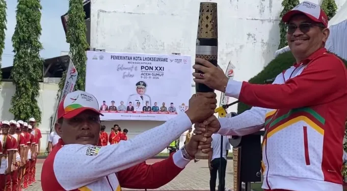 Pj Wali Kota Lhokseumawe A Hanan menerima api PON.