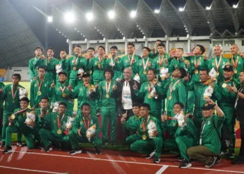 Tim Jawa Timur berhasil meraih medali emas cabang olahraga sepak bola di PON XXI Aceh-Sumut 2024, laga final yang berlangsung di Stadion Harapan Bangsa, Banda Aceh, Rabu (18/9/2024) malam. Foto: Alwi/Minoritas