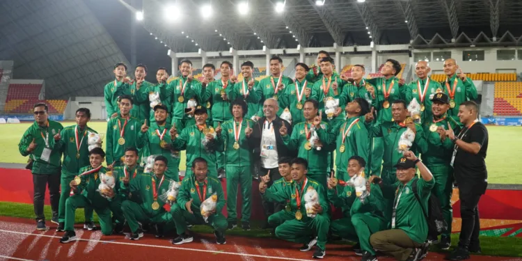 Tim Jawa Timur berhasil meraih medali emas cabang olahraga sepak bola di PON XXI Aceh-Sumut 2024, laga final yang berlangsung di Stadion Harapan Bangsa, Banda Aceh, Rabu (18/9/2024) malam. Foto: Alwi/Minoritas