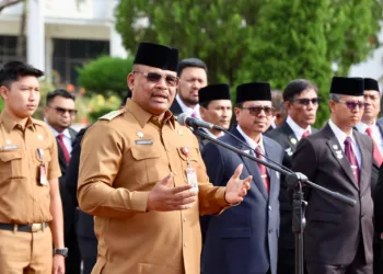 Penjabat Gubernur Aceh, Dr. H. Safrizal ZA, M.Si., memimpin Apel Senin yang diikuti seluruh Pejabat Eselon II, III dan IV juga ASN dilingkungan kantor Gubernur di Lapangan Upacara Kantor Gubernur, Senin, (23/9/2024).