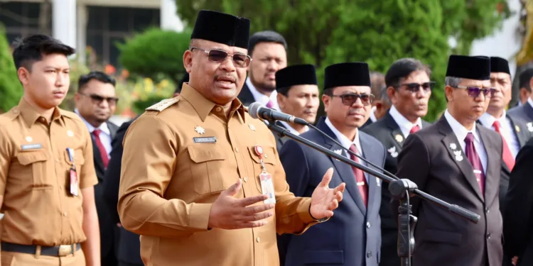 Penjabat Gubernur Aceh, Dr. H. Safrizal ZA, M.Si., memimpin Apel Senin yang diikuti seluruh Pejabat Eselon II, III dan IV juga ASN dilingkungan kantor Gubernur di Lapangan Upacara Kantor Gubernur, Senin, (23/9/2024).