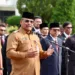 Penjabat Gubernur Aceh, Dr. H. Safrizal ZA, M.Si., memimpin Apel Senin yang diikuti seluruh Pejabat Eselon II, III dan IV juga ASN dilingkungan kantor Gubernur di Lapangan Upacara Kantor Gubernur, Senin, (23/9/2024).