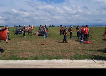 Para atlet para motor tengah bersiap untuk pemeriksaan engine sebelum take off. (Foto/M.Sofiyanto).