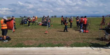 Para atlet para motor tengah bersiap untuk pemeriksaan engine sebelum take off. (Foto/M.Sofiyanto).