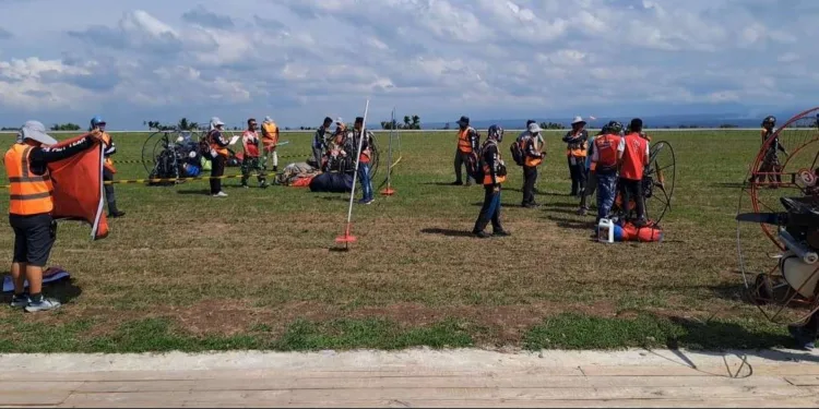 Para atlet para motor tengah bersiap untuk pemeriksaan engine sebelum take off. (Foto/M.Sofiyanto).