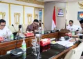 Penjabat Gubernur Aceh, Dr. H. Safrizal ZA, M.Si, saat memaparkan kesiapan Aceh dalam rangka penyelenggaraan Pekan Olahraga Nasional (PON) XXI Aceh-Sumut pada rapat terbatas yang dipimpin langsung Menteri Dalam Negeri RI, Muhammad Tito Karnavian, di Jakarta Jumat (30/8/2024).