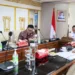 Penjabat Gubernur Aceh, Dr. H. Safrizal ZA, M.Si, saat memaparkan kesiapan Aceh dalam rangka penyelenggaraan Pekan Olahraga Nasional (PON) XXI Aceh-Sumut pada rapat terbatas yang dipimpin langsung Menteri Dalam Negeri RI, Muhammad Tito Karnavian, di Jakarta Jumat (30/8/2024).