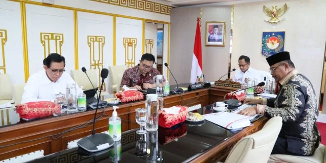 Penjabat Gubernur Aceh, Dr. H. Safrizal ZA, M.Si, saat memaparkan kesiapan Aceh dalam rangka penyelenggaraan Pekan Olahraga Nasional (PON) XXI Aceh-Sumut pada rapat terbatas yang dipimpin langsung Menteri Dalam Negeri RI, Muhammad Tito Karnavian, di Jakarta Jumat (30/8/2024).