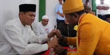 Dek Fadh Terima Senjata Pusaka dari Keturunan Raja Aceh