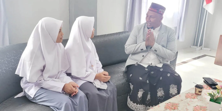 Calon wakil gubernur Aceh nomor urut 1, Fadhil Rahmi bertemu dengan anak asuhnya, Julia Boru Sitepu.