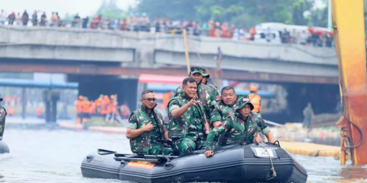 KSAD Maruli Simanjuntak Pimpin Ribuan Prajurit TNI Bersihkan Sungai Ciliwung