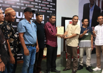 Ketua Mualem Center Ermiadi menyerahkan SK Relawan Pemenangan Mualem-Dek Fadh kepada Cut Muhammad Ketua DPW Tani Merdeka Provinsi Aceh