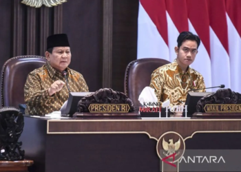 Presiden Prabowo Subianto (kiri) dan Wakil Presiden Gibran Rakabuming Raka memberikan arahan saat sidang kabinet paripurna di Kantor Presiden, Jakarta, Rabu (23/10/2024). (Foto: Antara)