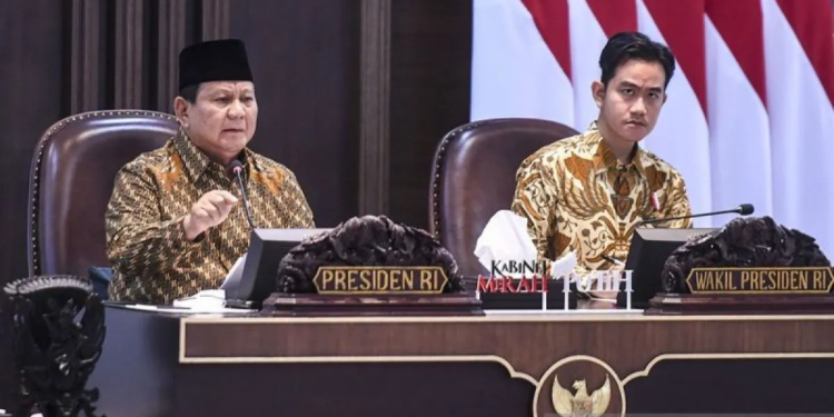 Presiden Prabowo Subianto (kiri) dan Wakil Presiden Gibran Rakabuming Raka memberikan arahan saat sidang kabinet paripurna di Kantor Presiden, Jakarta, Rabu (23/10/2024). (Foto: Antara)