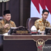 Presiden Prabowo Subianto (kiri) dan Wakil Presiden Gibran Rakabuming Raka memberikan arahan saat sidang kabinet paripurna di Kantor Presiden, Jakarta, Rabu (23/10/2024). (Foto: Antara)