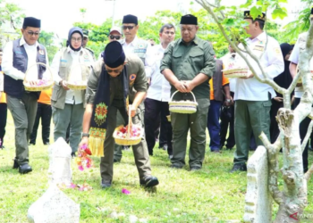 Kepala Badan Nasional Penanggulangan Bencana (BNPB) Suharyanto didampingi sejumlah deputi BNPB menaburkan bunga saat berziarah ke kuburan massal korban terdampak gempa dan tsunami 2004 Aceh, di Desa Ulee Lheue, Banda Aceh, Rabu (9/10/2024). ANTARA