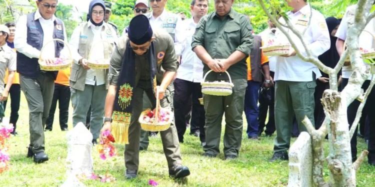 Kepala Badan Nasional Penanggulangan Bencana (BNPB) Suharyanto didampingi sejumlah deputi BNPB menaburkan bunga saat berziarah ke kuburan massal korban terdampak gempa dan tsunami 2004 Aceh, di Desa Ulee Lheue, Banda Aceh, Rabu (9/10/2024). ANTARA