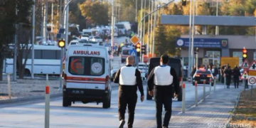Pemandangan umum pintu masuk kantor pusat perusahaan penerbangan Turki TUSAS, tempat tiga orang tewas dan lima lainnya terluka dalam sebuah serangan, dekat Kahramankazan, sebuah kota di ibu kota Turki, Ankara, 23 Oktober 2024. (Foto: REUTERS)