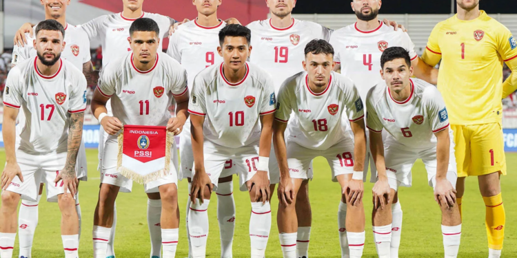 Timnas Indonesia berpose sebelum melawan Timnas Bahrain dalam laga Grup C putaran ketiga Kualifikasi Piala Dunia 2026. Lawan China, Shin Tae-yong berharap adil di lapangan.