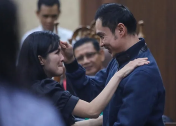 Peluk Cium Mesra Harvey Moeis dan Sandra Dewi Usai Sidang Kasus Korupsi Timah Hebohkan Publik!