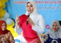 Bunda Literasi Aceh, Hj. Safriati, S.Si, M.Si, saat berbagi cerita dengan murid PAUD di Ruang Baca Anak Perpustakaan Wilayah Aceh, Banda Aceh, Selasa, (5/11/2024).