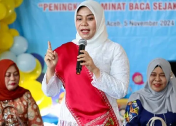 Bunda Literasi Aceh, Hj. Safriati, S.Si, M.Si, saat berbagi cerita dengan murid PAUD di Ruang Baca Anak Perpustakaan Wilayah Aceh, Banda Aceh, Selasa, (5/11/2024).