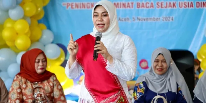 Bunda Literasi Aceh, Hj. Safriati, S.Si, M.Si, saat berbagi cerita dengan murid PAUD di Ruang Baca Anak Perpustakaan Wilayah Aceh, Banda Aceh, Selasa, (5/11/2024).