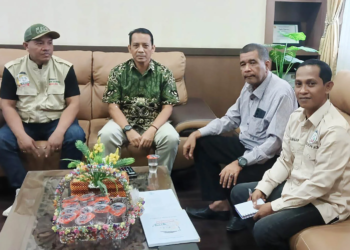 Kepala Dinas Pangan Aceh, Surya Rayendra bersama Ketua DPW Tani Merdeka Provinsi Aceh Cut Muhammad.