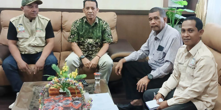 Kepala Dinas Pangan Aceh, Surya Rayendra bersama Ketua DPW Tani Merdeka Provinsi Aceh Cut Muhammad.