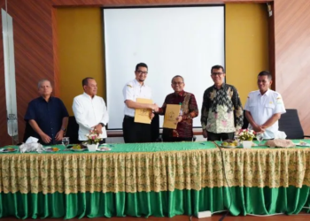 Kadisdik Aceh Marthunis, S.T.,D.E.A didampingi Kepala UPTD Tekkomdik Aceh dan Kabid SMA dan PKLK, melakukan pertemuan dan Penandatanganan MoU antara Disdik Aceh dengan FMIPA-USK.13 November 2024. Aula FMIPA-USK