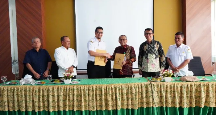 Kadisdik Aceh Marthunis, S.T.,D.E.A didampingi Kepala UPTD Tekkomdik Aceh dan Kabid SMA dan PKLK, melakukan pertemuan dan Penandatanganan MoU antara Disdik Aceh dengan FMIPA-USK.13 November 2024. Aula FMIPA-USK