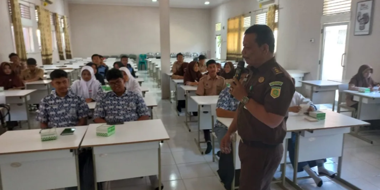 Dinas Pendidikan Aceh bekerja sama dengan Kejaksaan Tinggi (Kejati) Aceh meluncurkan program edukasi hukum bertajuk “Jaksa Masuk Sekolah”, yang berlangsung di SMAN 1 Bireuen pada 8 November 2024.