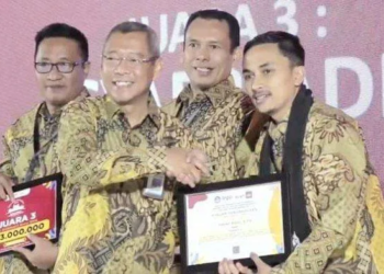 Kepala Balai Guru Penggerak (BGP) Provinsi Aceh, Dr Yudi Herman MPd menyerahkan hadiah kepada juara 1 Guru dan Tenaga Kependidikan (GTK) Dedikatif SMA, Hasan Basri dari SMAN 1 Mesidah, Kabupaten Bener Meriah