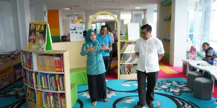 Pj Ketua TP-PKK Aceh dan Bunda PAUD Aceh, Hj Safriati didampingi Kepala Dinas Perpustakaan dan Kearsipan Aceh, Dr Edi Yandra saat mengunjungi Perpustakaan Wilayah Aceh, di Banda Aceh, Jum'at (18/10/2024).