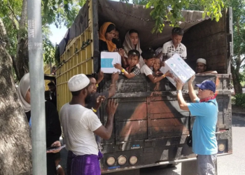 Sebanyak 152 pengungsi Rohingya dari Aceh Selatan dibawa menggunakan truk ke Kantor Kemenkumham, Banda Aceh,