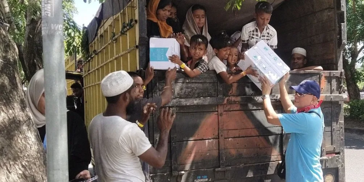 Sebanyak 152 pengungsi Rohingya dari Aceh Selatan dibawa menggunakan truk ke Kantor Kemenkumham, Banda Aceh,