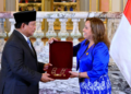 Dalam kunjungan resminya ke Peru, Presiden Republik Indonesia, Prabowo Subianto, dianugerahi tanda kehormatan tertinggi “Grand Cross of the Order of the Sun of Peru” oleh Pemerintah Peru. Penghargaan tersebut diberikan dalam upacara resmi di Istana Pemerintahan, Lima, Kamis (14/11/2024). (Foto: BPMI Setpres)