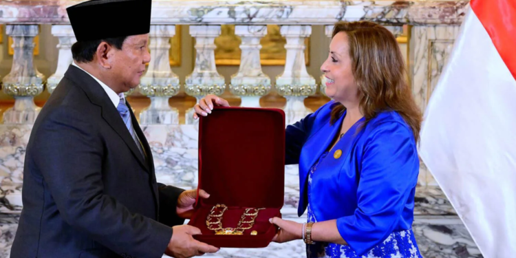 Dalam kunjungan resminya ke Peru, Presiden Republik Indonesia, Prabowo Subianto, dianugerahi tanda kehormatan tertinggi “Grand Cross of the Order of the Sun of Peru” oleh Pemerintah Peru. Penghargaan tersebut diberikan dalam upacara resmi di Istana Pemerintahan, Lima, Kamis (14/11/2024). (Foto: BPMI Setpres)