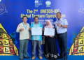 Kalaksa BPB Aceh Besar foto bersama Keuchik Gampong Mon Ikeun dan Lam Kruet Lhok Nga Aceh Besar, usai penyerahan sertifikat Tsunami Ready Community pada 2nd UNESCO IOC Global Peringatan 20 Tahun Tsunami Aceh 2024 di Balai Meuseuraya Aceh, Banda Aceh,