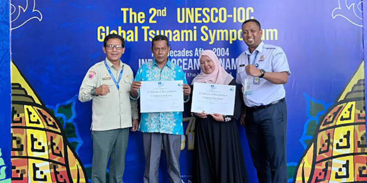 Kalaksa BPB Aceh Besar foto bersama Keuchik Gampong Mon Ikeun dan Lam Kruet Lhok Nga Aceh Besar, usai penyerahan sertifikat Tsunami Ready Community pada 2nd UNESCO IOC Global Peringatan 20 Tahun Tsunami Aceh 2024 di Balai Meuseuraya Aceh, Banda Aceh,