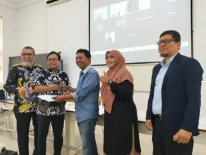 Arianto selaku Pimpinan sidang sementara menyerahkan Palu Sidang Kepada Pimpinan Sementara