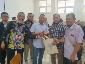 Azharianto menyerahkan Stempel dan Alat kelengkapan kepada Ketua Baru IAFI sdr. Nasrol,