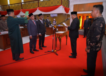 Kepala Subbag Tata Usaha Kementerian Agama Aceh Jaya, H Saifullah bertindak sebagai rohaniawan pada pelantikan PAW anggota DPRK Kabupaten Aceh Jaya.