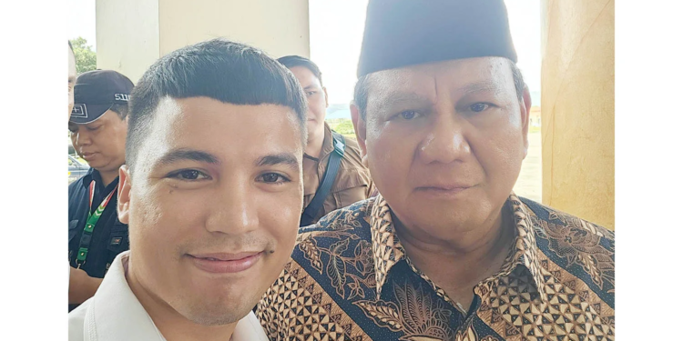 Presiden Prabowo Subianto (kanan) bersama Ketua Pengurus Daerah (PD) Tunas Indonesia Raya (Tidar) Aceh, Mawardi Nur (kiri).