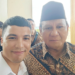 Presiden Prabowo Subianto (kanan) bersama Ketua Pengurus Daerah (PD) Tunas Indonesia Raya (Tidar) Aceh, Mawardi Nur (kiri).