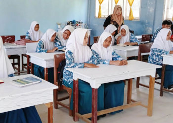 Siswa-siswi madrasah di Aceh Jaya rutin sedang mengaji sebelum belajar.